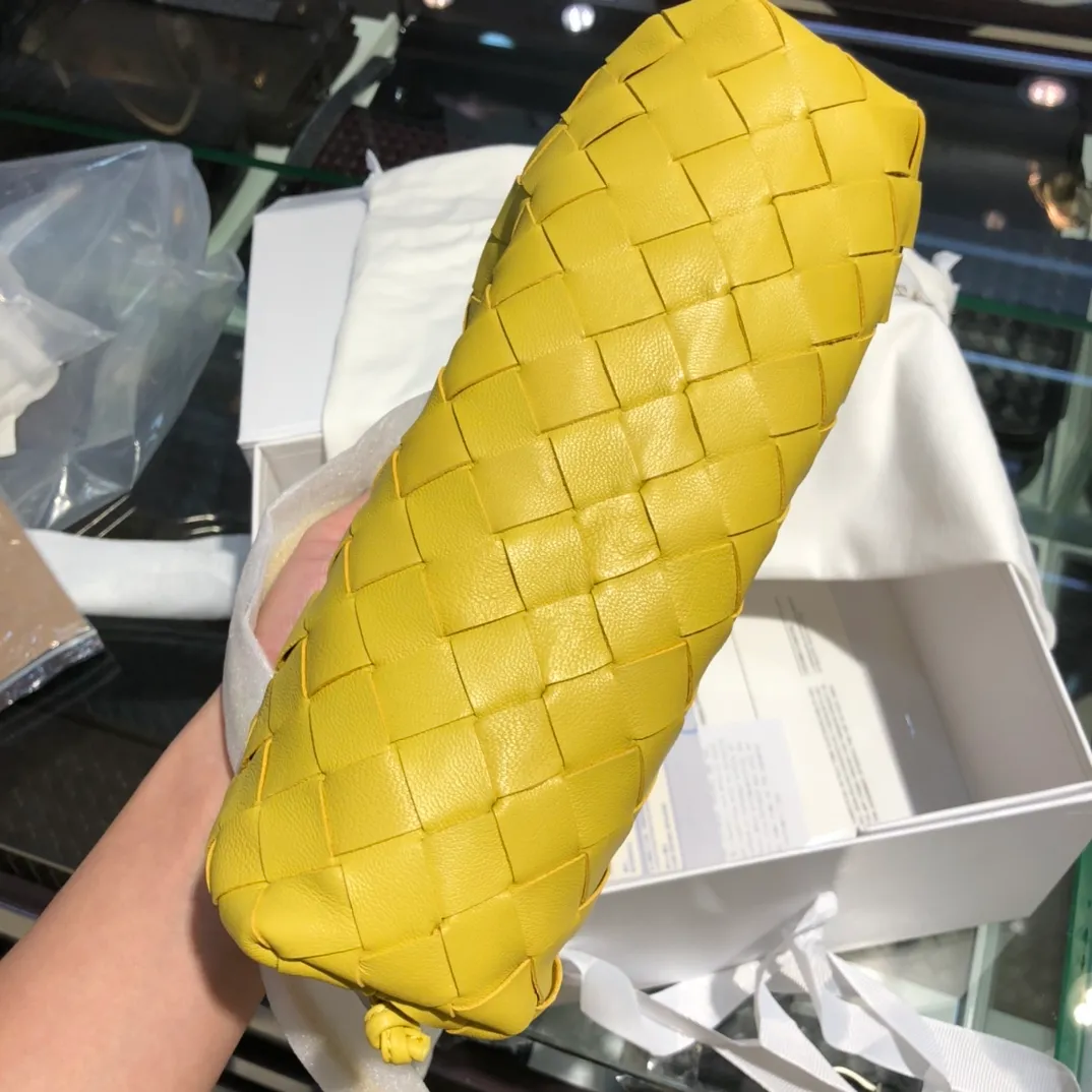 BV cloud bag new color available coarse weave large grid weave corn yellow the pouch cloud bag Needless to say, this year's most popular trend is not without its reason. The minimalist design with a little wrinkles is both advanced and a bit lazy. After the new designer came, he directly changed it to a large weave and became super youthful. It also has a touch of fashion. You must buy it. This year's must-have bag Size: 22×12×7cm
